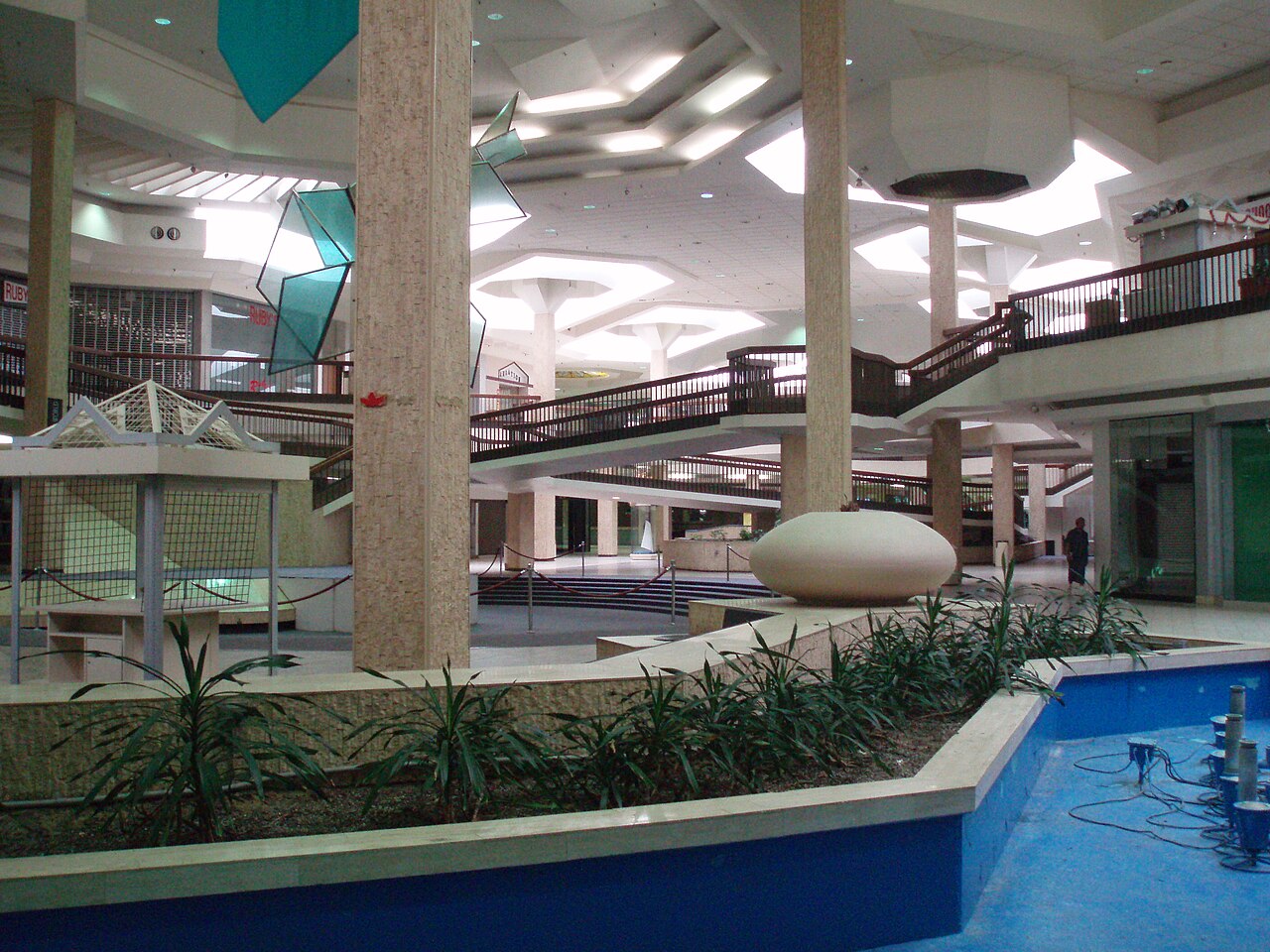 Atrio del Randall Park Mall vacío, con la fuente apagada